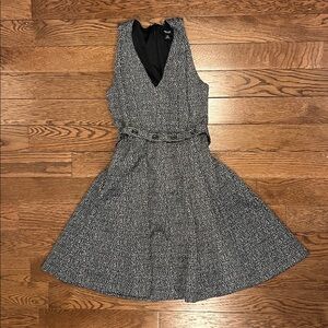 SimplyVera sleeveless knee dress.